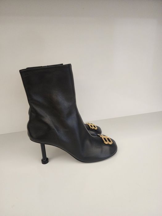 Vind Cizme noi Balenciaga