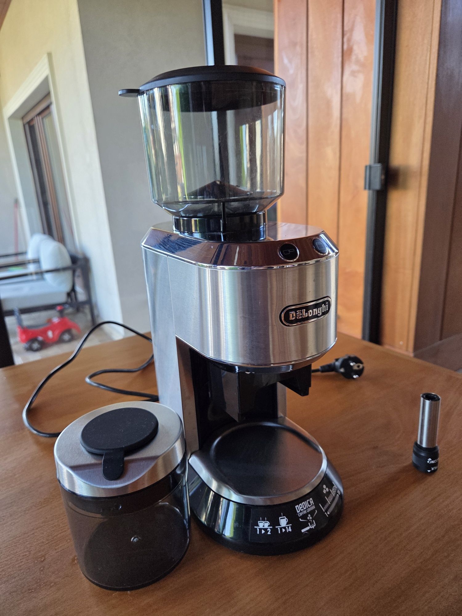 Delonghi delica + rasnita delonghi Super Pret