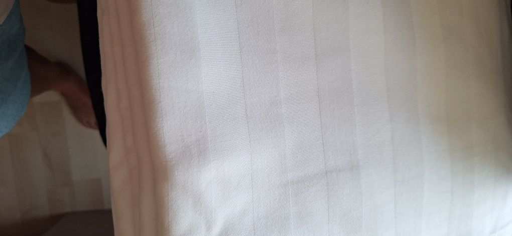 Vând lenjerii de hotel albe din damasc și prosoape bumbac