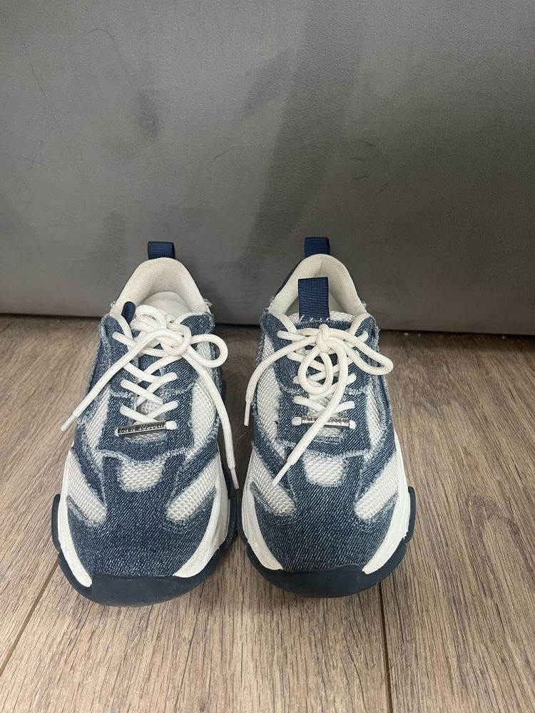 Уникален дънков модел на Steve Madden