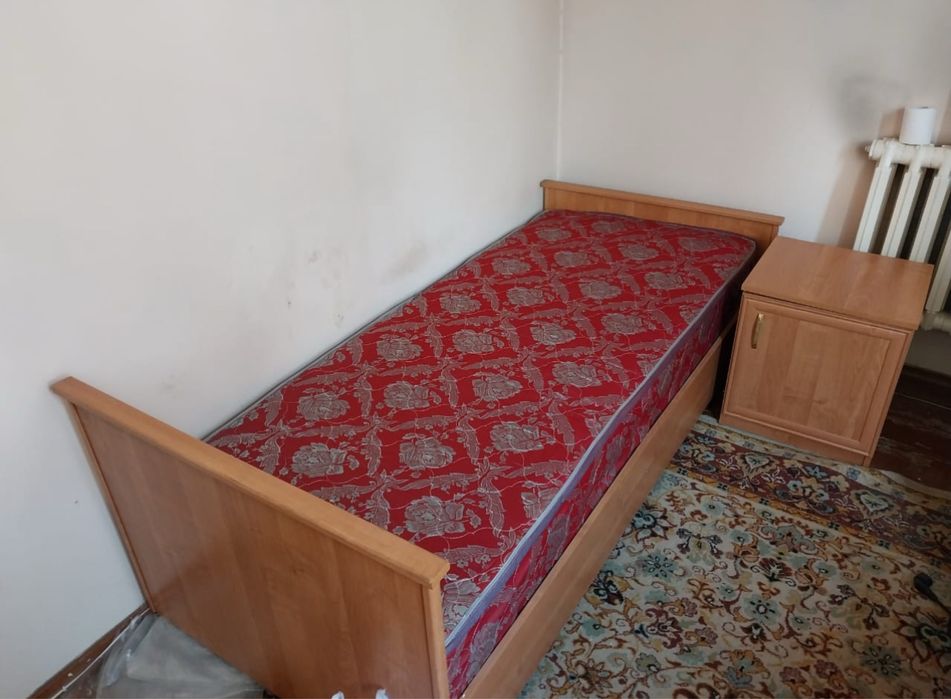 Продам кровать с прикроватной тумбочкой б/у