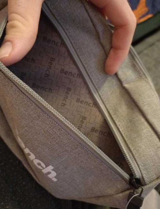 Чисто нова оригинална чантичка Bench