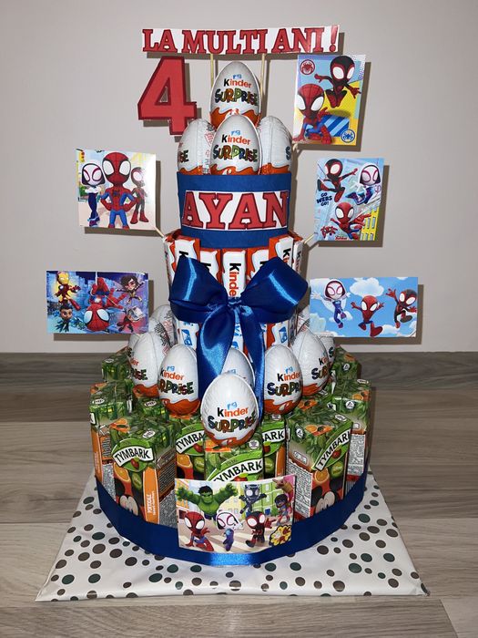 Tort din dulciuri ambalate