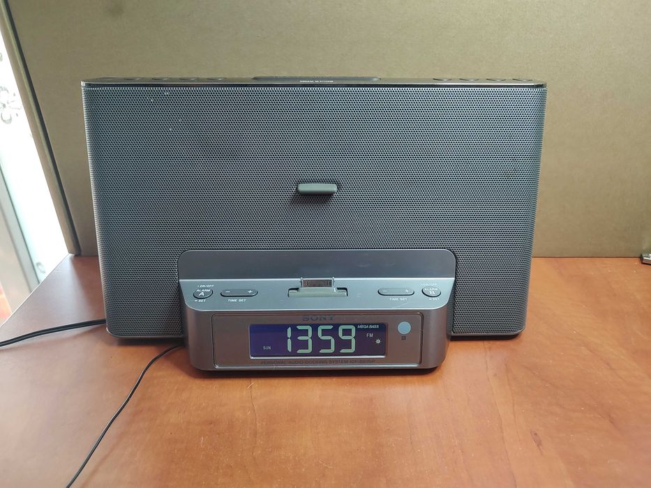 MiniSistem Sony ICF DS 15 iP dock cu radio și ceas ICF-DS15iP IPOD