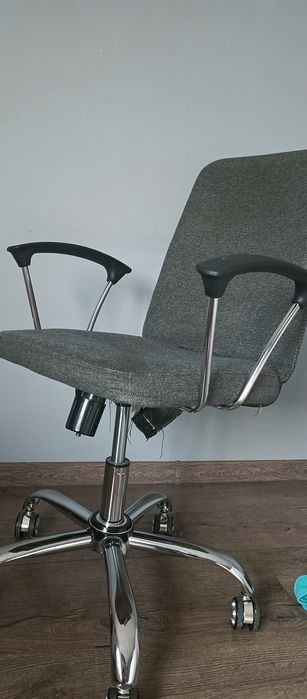 продоам офисный стул