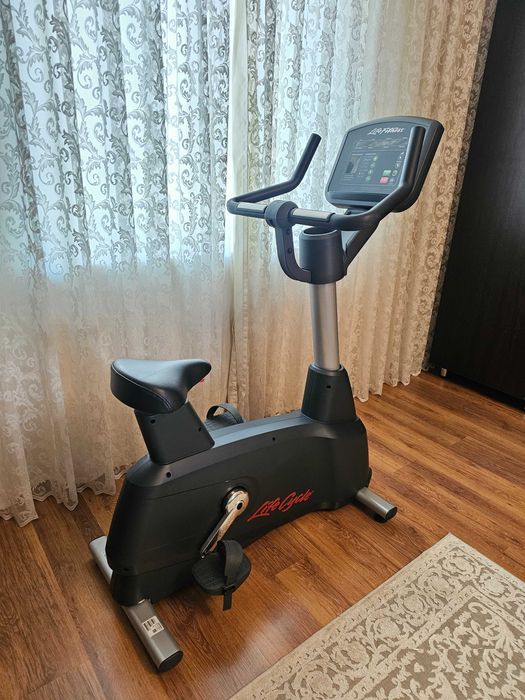 Вертикальный велотренажер серии Activate