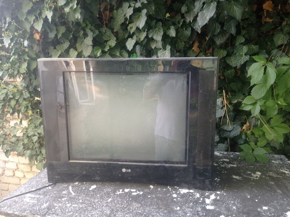 Телевизор LG продаётся.