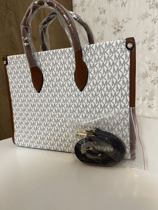 Michael Kors Tote Bag marimea medium - foarte incapatoare.