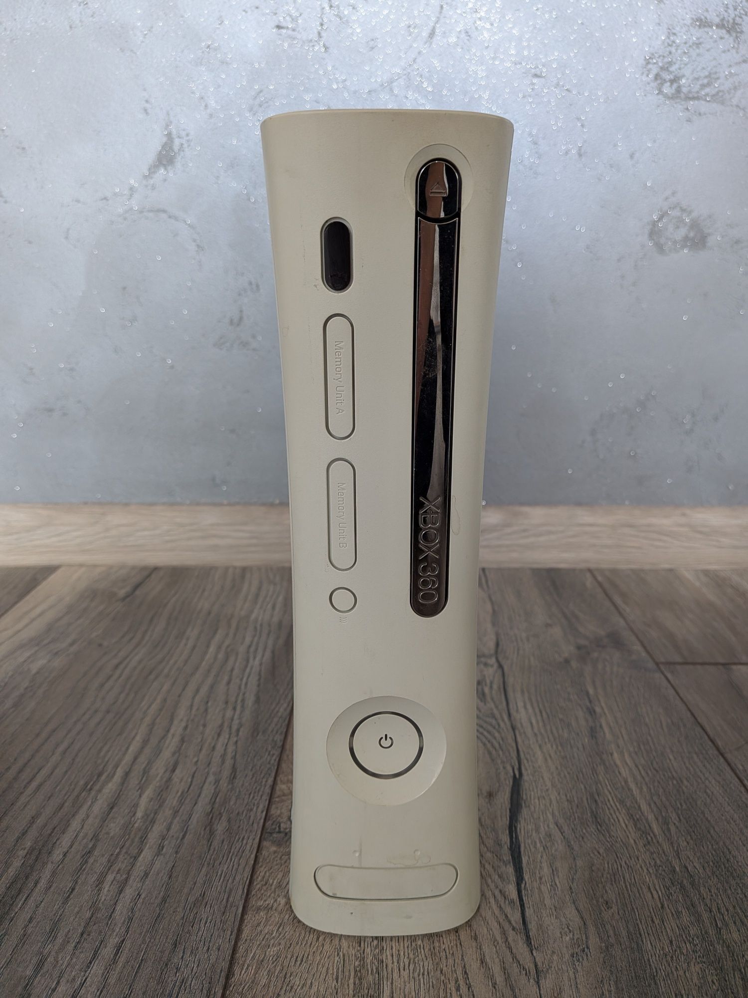 Xbox 360 с два контролера, китара и 9 игри на диск