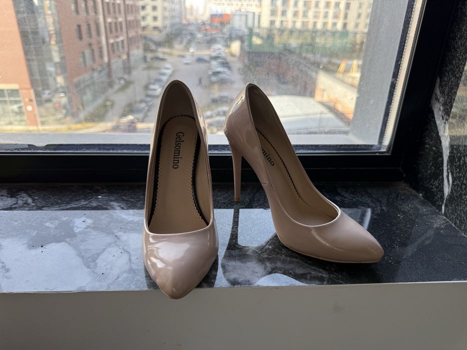 Продам туфли лаковая кожа на каблуке