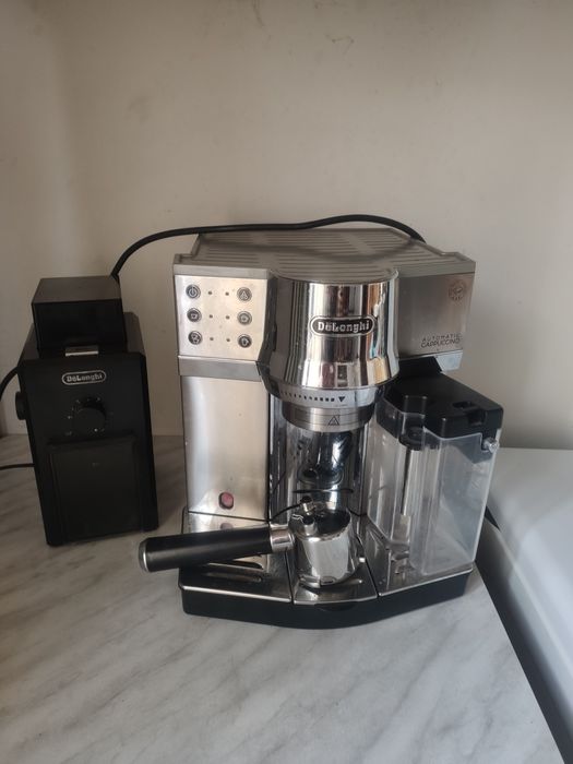 Продаётся кофемашина с кофемолкой.