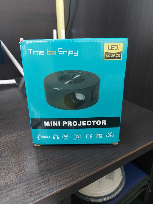 Продавам мини проектор