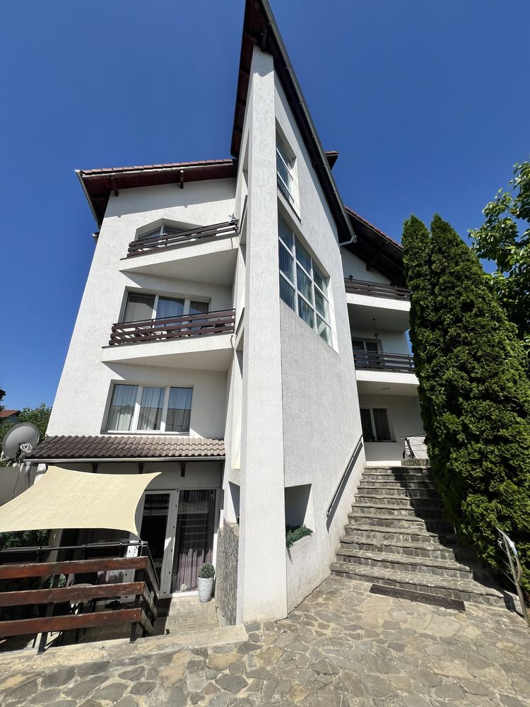 Proprietar, ofer spre inchiriere studio situat la demisolul unei vile