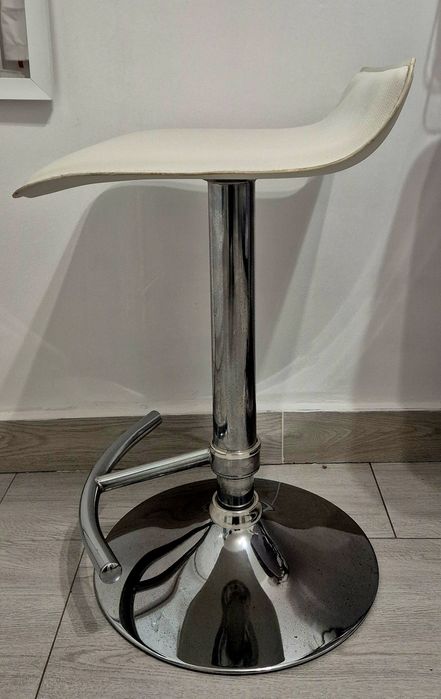 Vand 3 scaune cu picior rotative