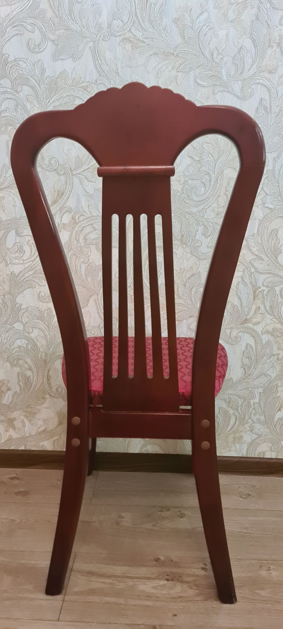 Продается стол со стульями в отличном состоянии.