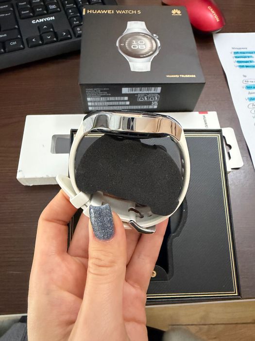 HUAWEI Watch 5 - 42mm White + черна каишка