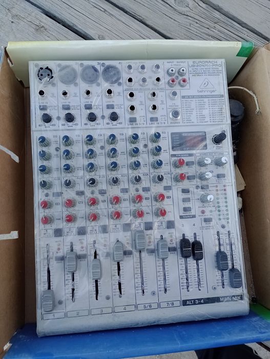 Микшерный пульт беринжер