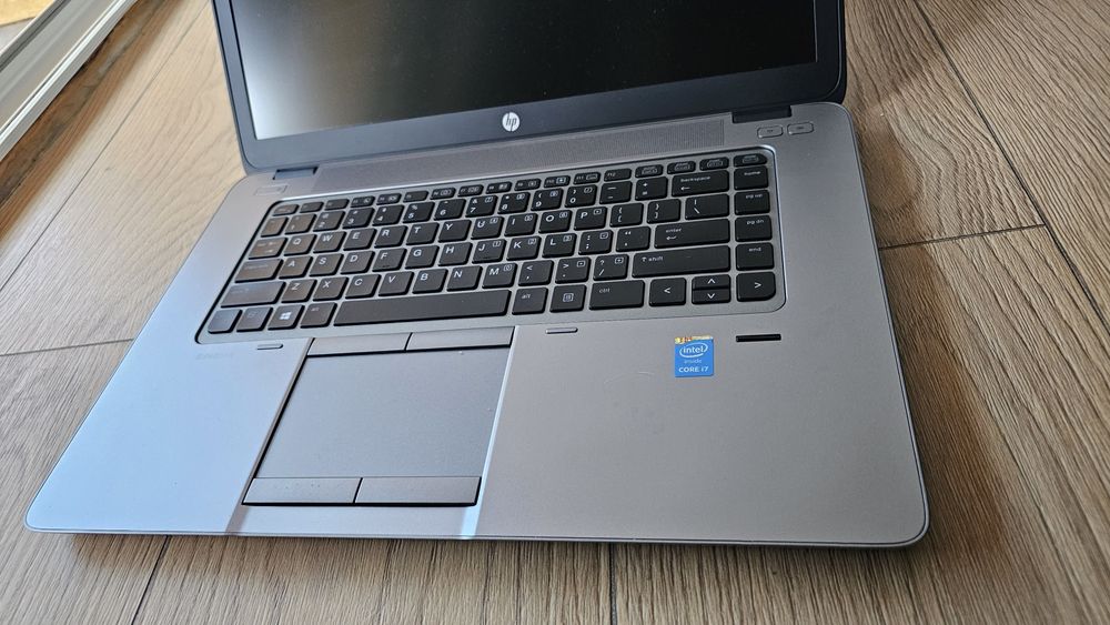 Asus Elitebook i7.  RAM 16gb,SSD 240gb, Video 2gb Nvidia. Ecran 16inch