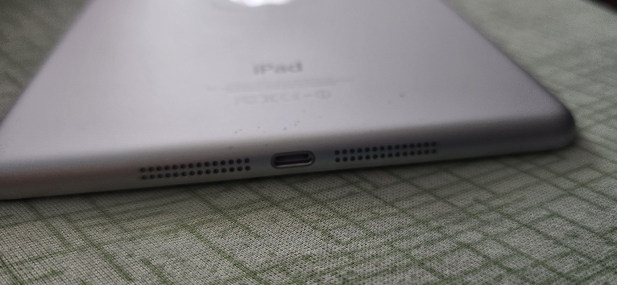 Таблет Apple iPad mini (1-во поколение), модел A1432 с бонус калъф