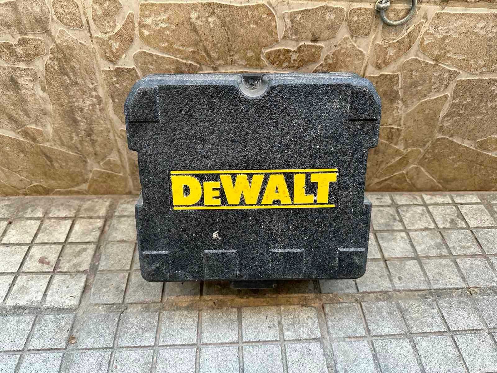 Линеен лазерен нивелир DeWALT DW0811, 30 м, 0.4 мм/м