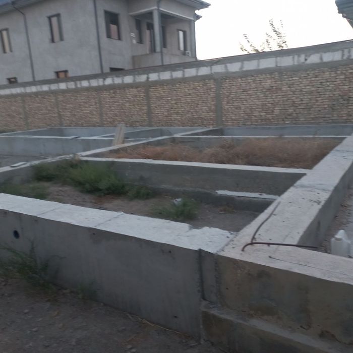 Курилиши тугалланмаган турт томони ураб олинган участка