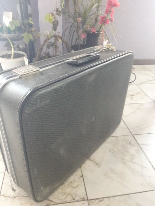 Пътнически куфар и дамаджана