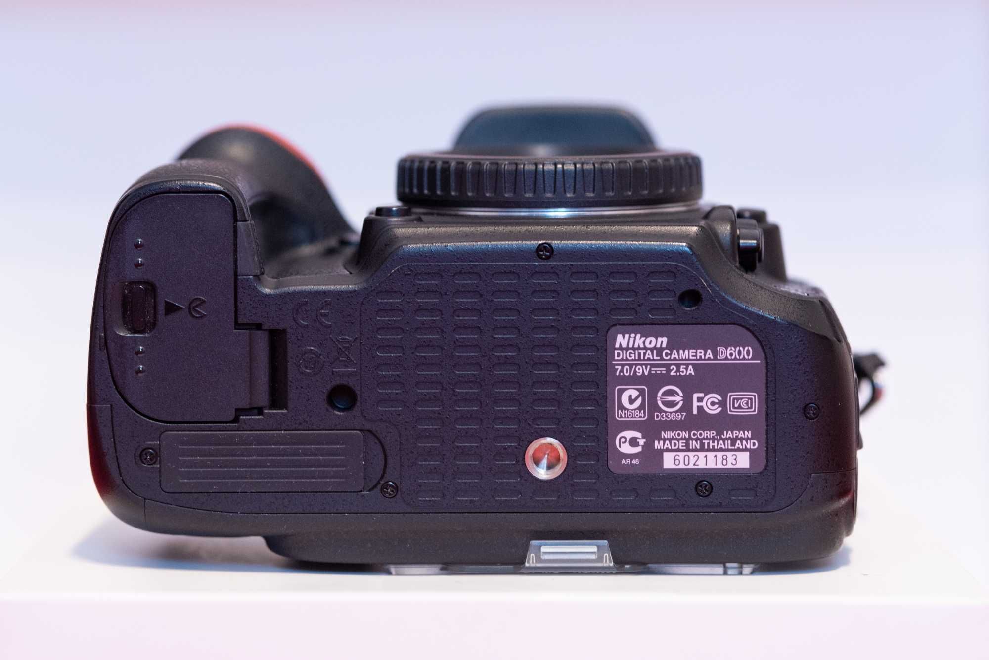 Nikon D600 body cu grip si 2 acumulatori, ~41k cadre