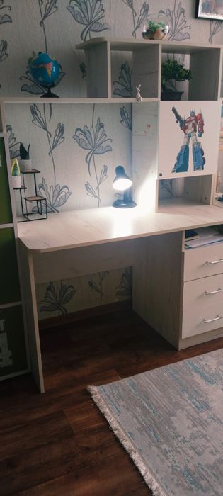 Продам ученический стол 2 шт