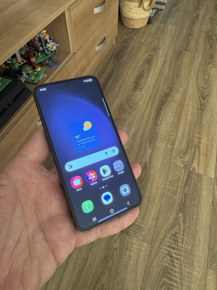 Samsung Galaxy S23, memorie 128GB, 8GB RAM, la cutie, impecabil