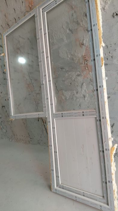 Пластик есік терезесімен бірге сатылады. Жағдайы өте жақсы.