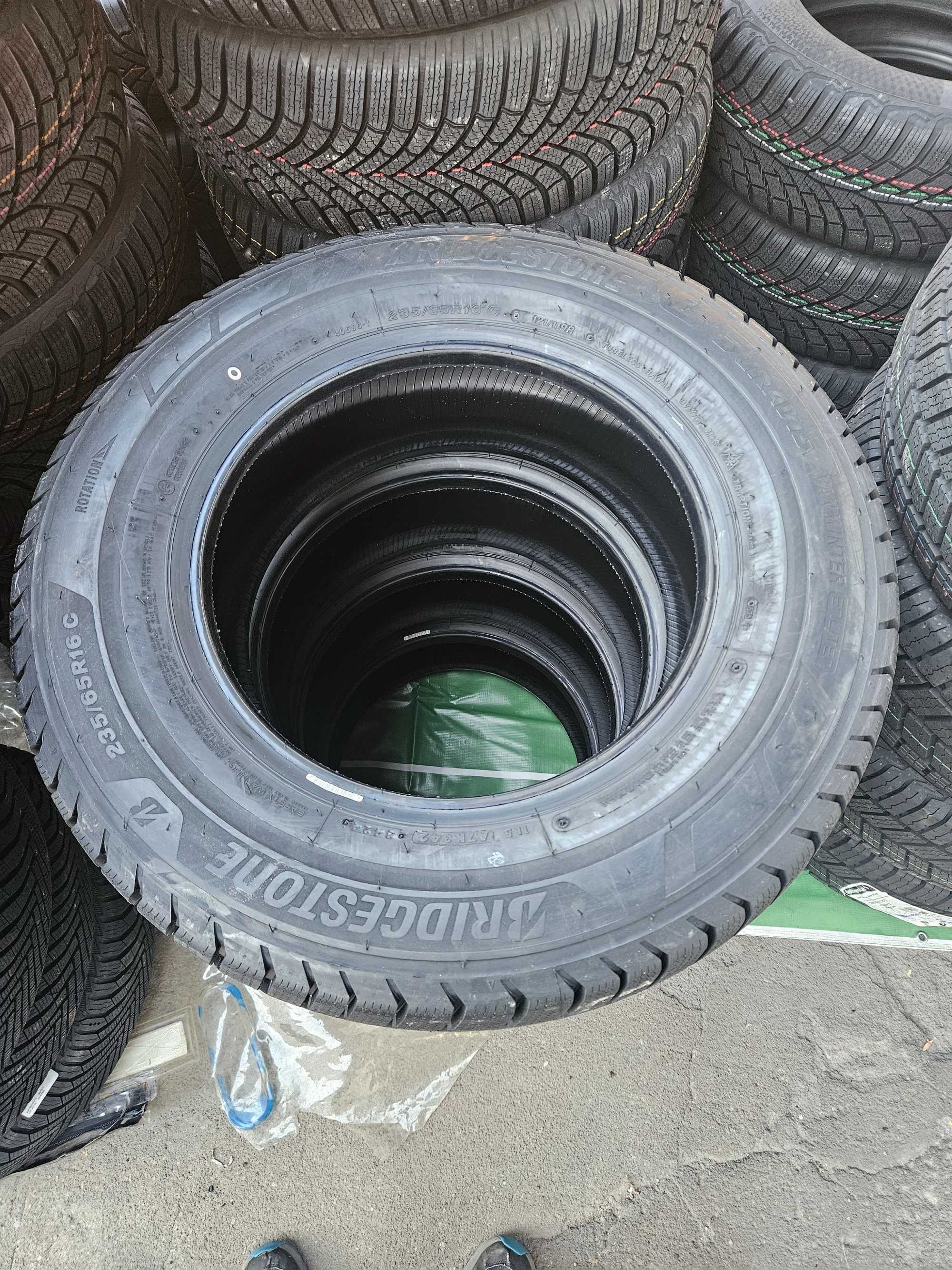 4 Нови бусови гуми 235/65 R16C Bridgestone Duravis VanWinter 121R 10PR