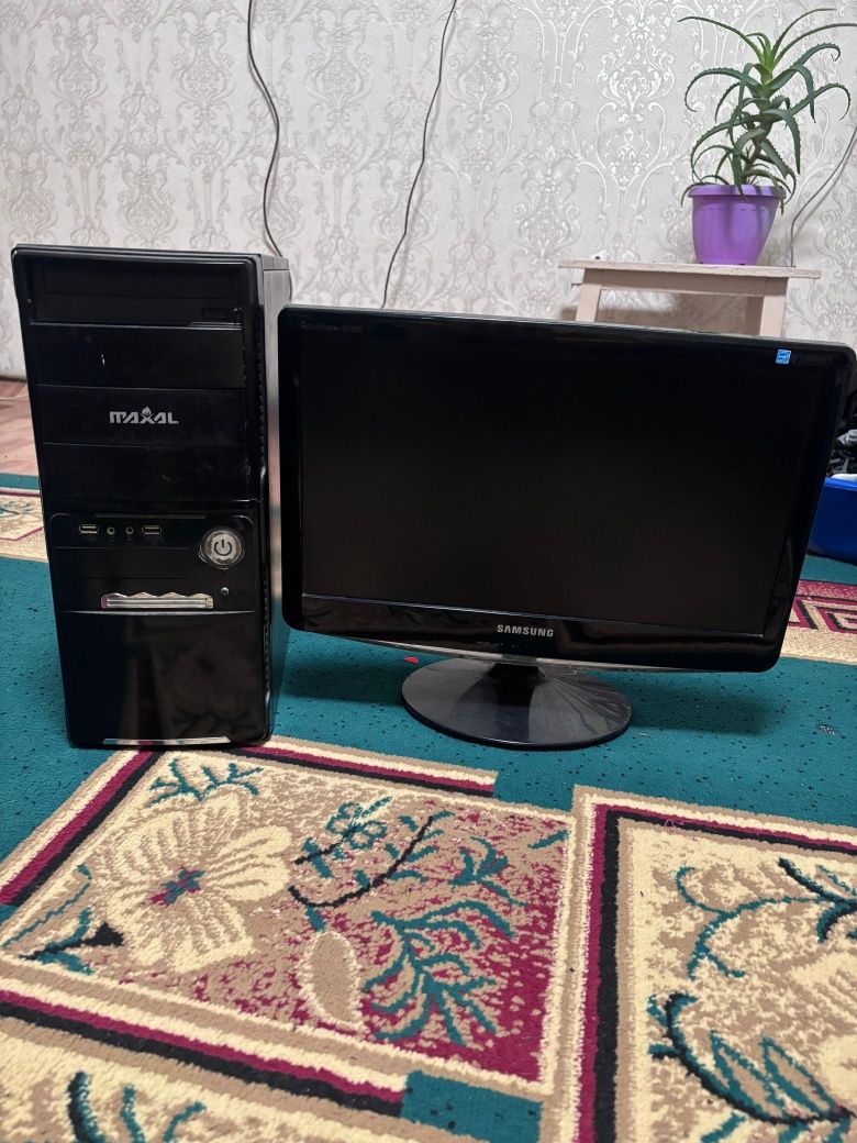 Компютер с монтором и процессором