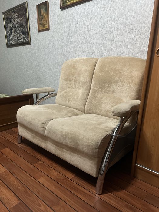 Продам мягкий уголок ,диван и кресло