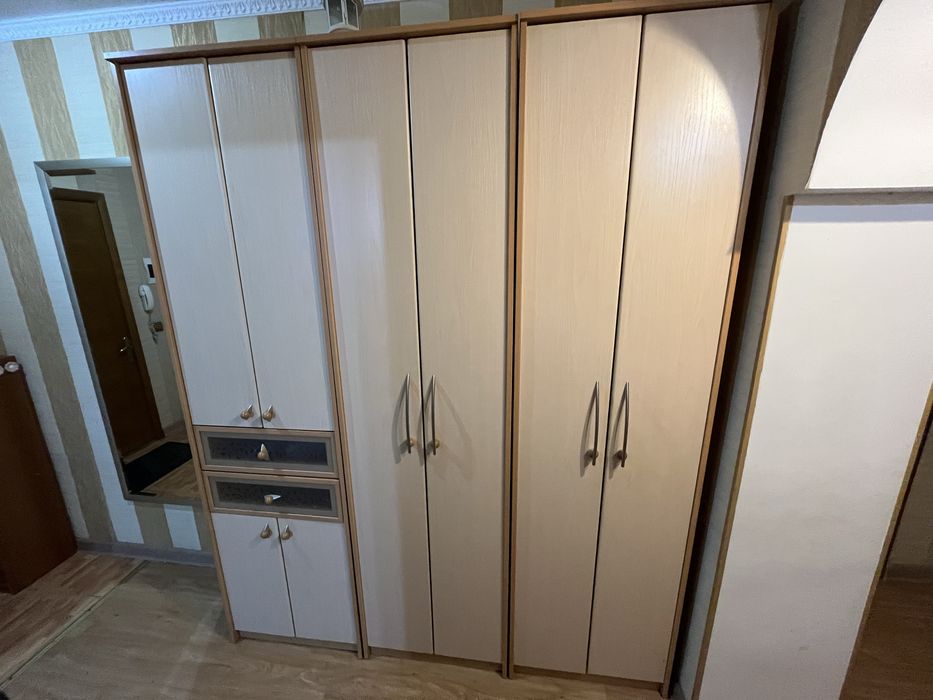 Шкаф тройной для одежды