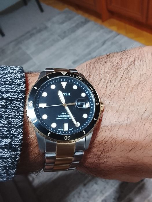 Vand ceas fossil in stare foarte buna