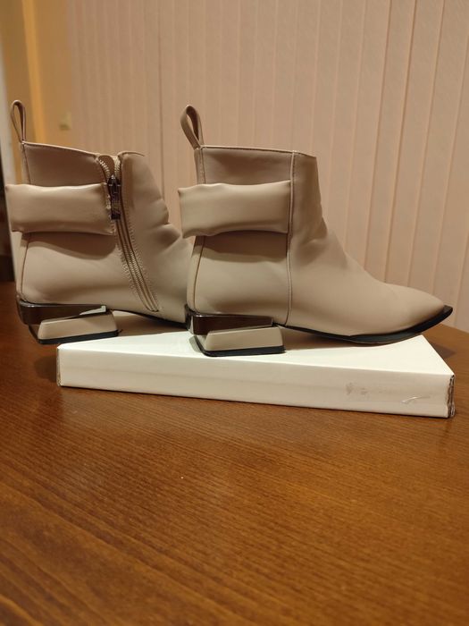 Елегантни дамски боти