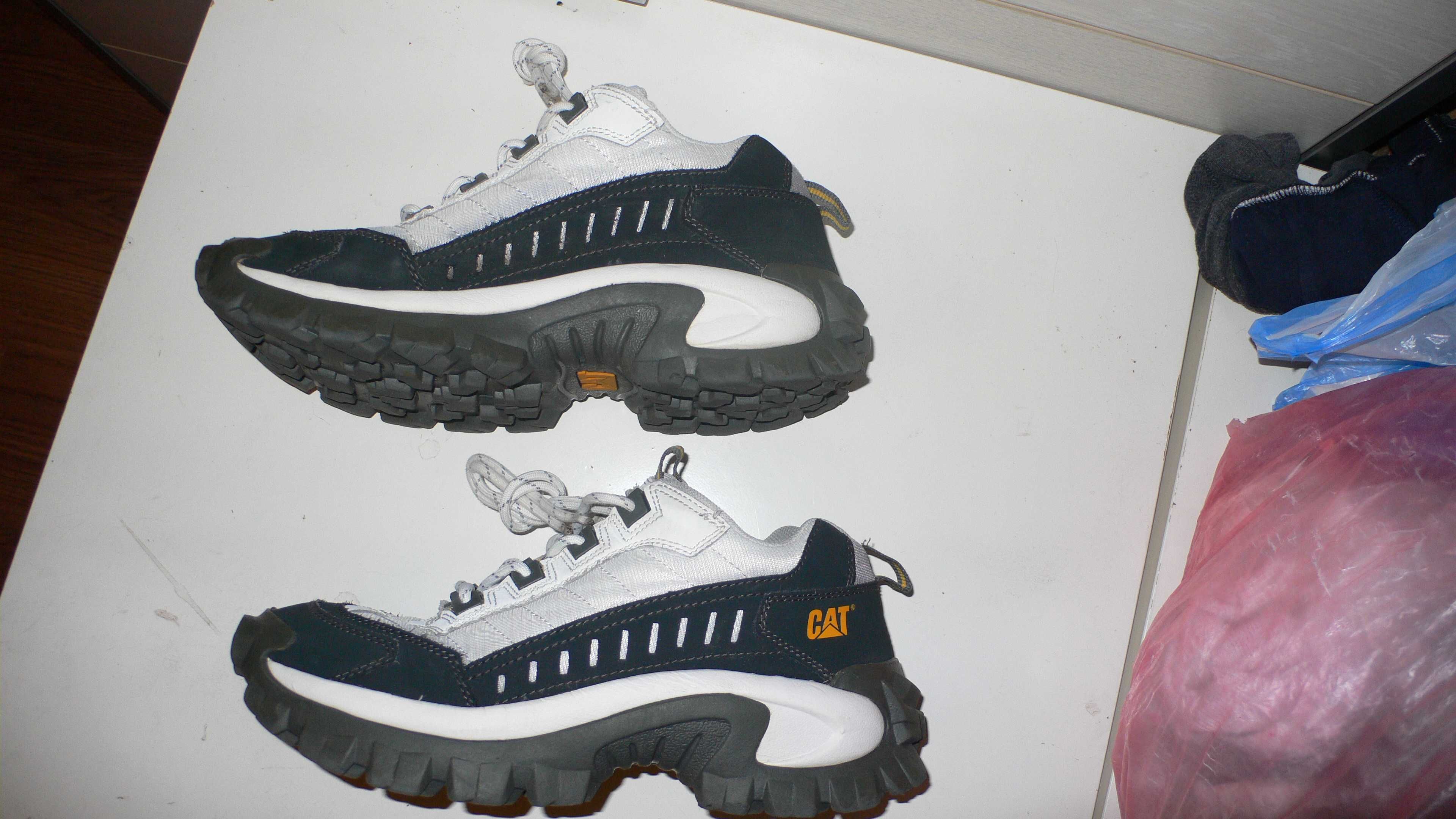 Боти: Salamander-42. Сникърси/Маратонки: Lacoste-43. Други: CAT.