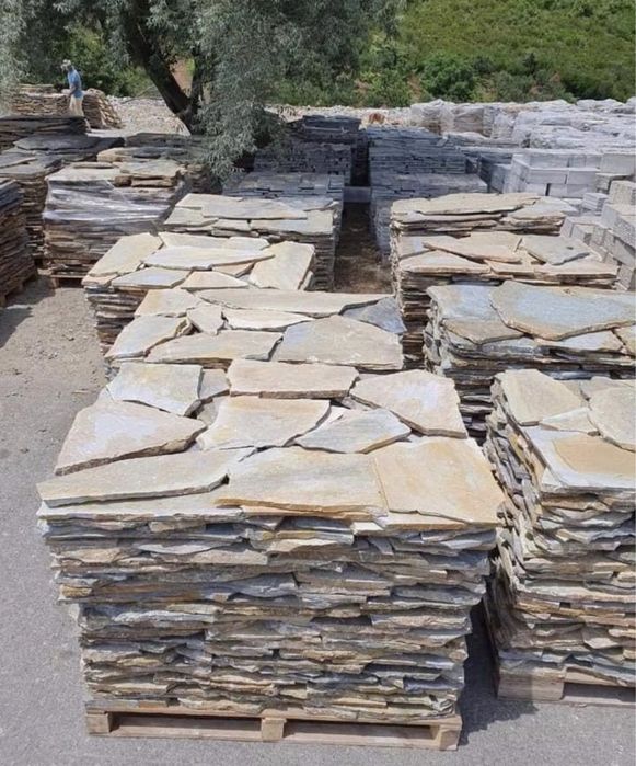 Vand si montez piatra naturală