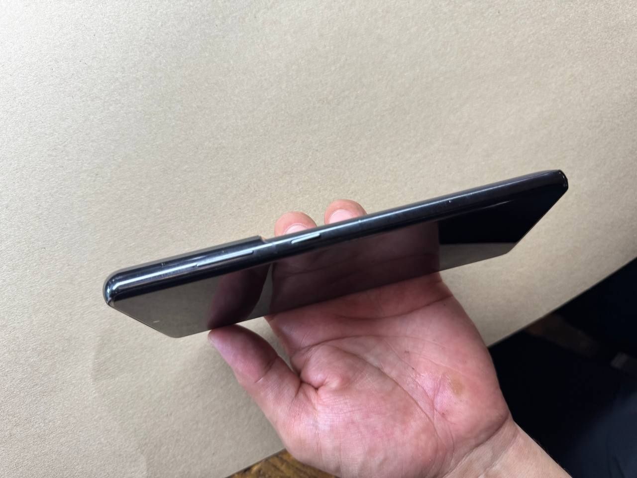 Samsung s21 ultra 5G 12/256 tel tiniq cetida azgina qirilgan joyi bor