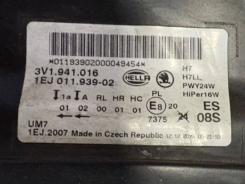 Skoda Superb 2015 година Десен Фар