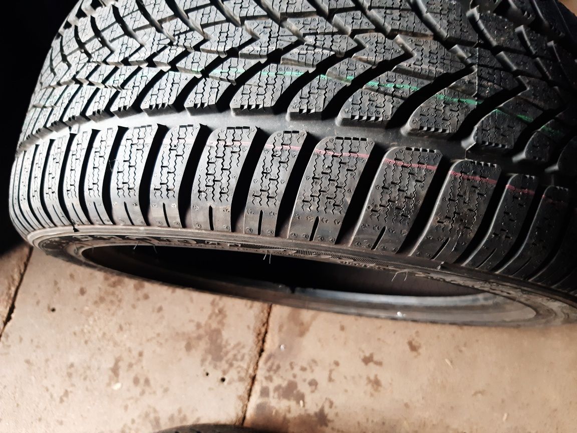 Una anvelopă  235/45r17 iarnă marca Dunlop  rezervă, preț 250 lei