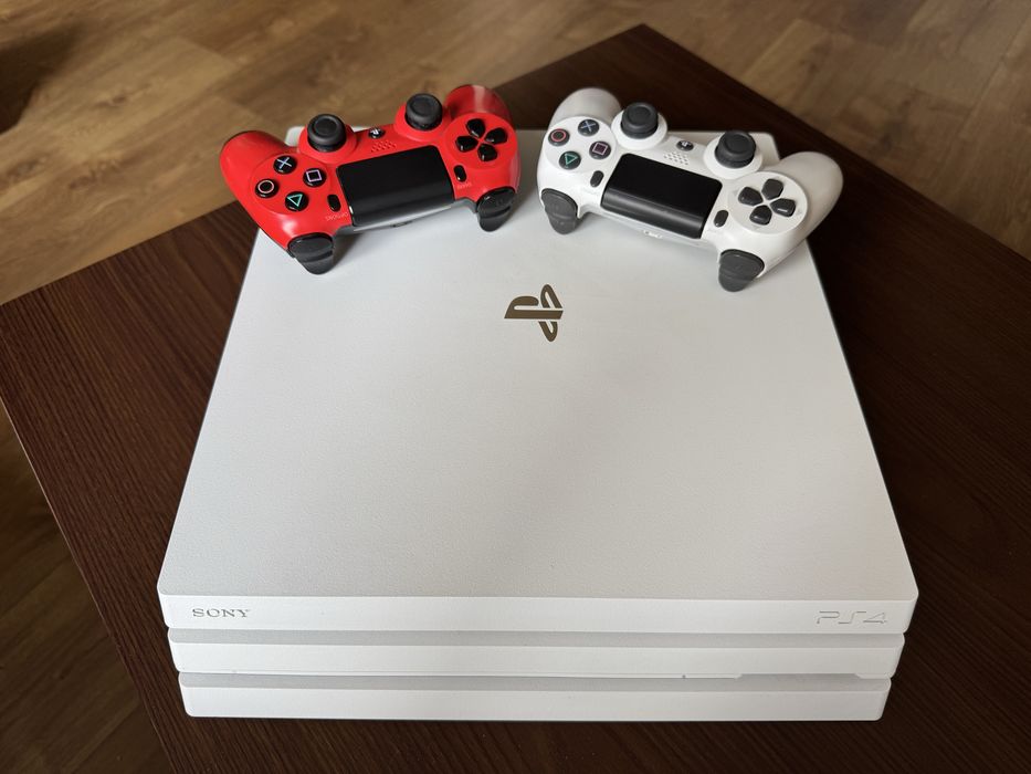 PS4 Pro 1TB – Бяла лимитирана версия + 2 джойстика + игри подарък!