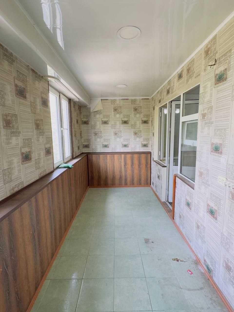 Фрунзиский KIUF 2 хонали 2 қават ўрта подезд квртира сотилади.ID: 1199