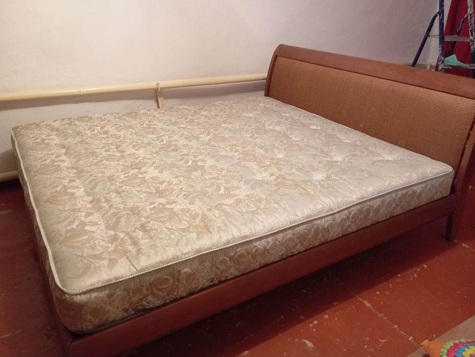 Кровать, в хорошем состояний