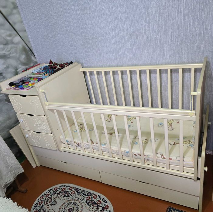 Детская кровать 3в1 кровать, комод, пеленальный столик.