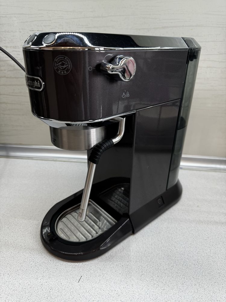 Кофемашина Dedica Arte 885 Delonghi Рожковая, с ручкой