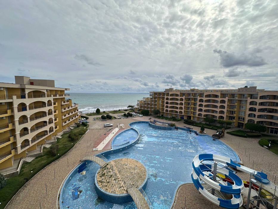 Просторен тристаен апартамент с гледка море, Първа линия