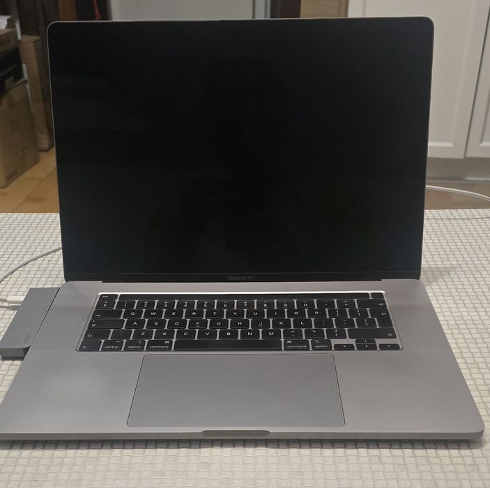 Продавам Macbook Pro 16 i9