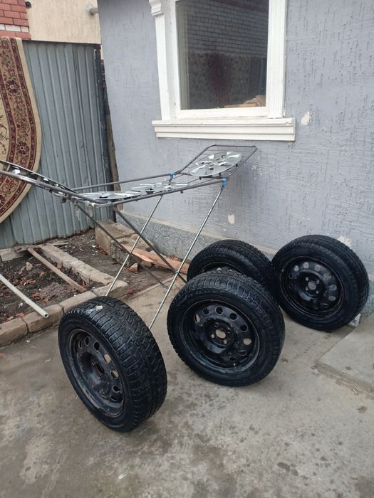 Зимние шины  с дисками и калпаком оригинал