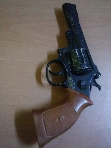 Jucarie,pistol vechi de jucarie,stare superba,functional,pistol panopl